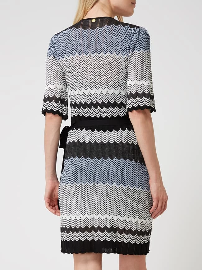 FREEBIRD Wickelkleid Mit Ajourmuster Modell 'Chevron' - Hellblau – Bild 5